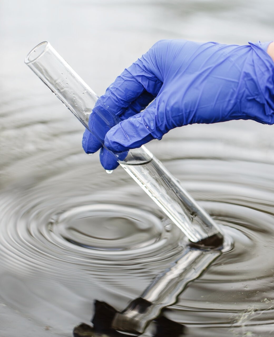 Investigador analizando agua con tubo de ensayo